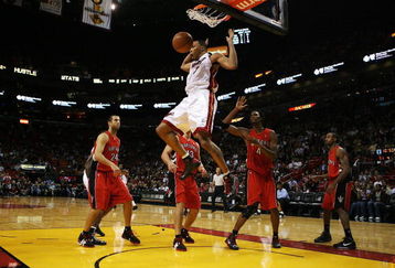 MIAMI - NOVEMBER 19:  Shawn Marion #7 of the Miami Heat dunks against the Toronto Raptors at American Airlines Arena on November 19, 2008 in Miami, Florida. The Raptors defeated the Heat 101-95. NOTE TO USER: User expressly acknowledges and agrees that, by downloading and/or using this Photograph, user is consenting to the terms and conditions of the Getty Images License Agreement.  (Photo by Doug Benc/Getty Images)