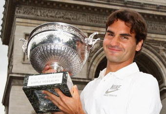 PARIS - JUNE 08:  Roger Federer of Switzerland poses with his French Open winners trophy at the Arc de Triomphe on June 8, 2009 in Paris, France.  (Photo by Ryan Pierse/Getty Images)