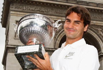 PARIS - JUNE 08:  Roger Federer of Switzerland poses with his French Open winners trophy at the Arc de Triomphe on June 8, 2009 in Paris, France.  (Photo by Ryan Pierse/Getty Images)