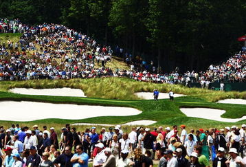 FARMINGDALE, NY - JUNE 19:  A general-view of the play at the 17th green during the continuation of the first round of the 109th U.S. Open on the Black Course at Bethpage State Park on June 19, 2009 in Farmingdale, New York.  (Photo by Chris McGrath/Getty Images)