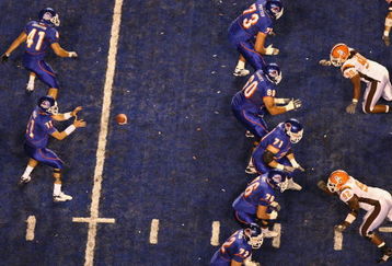BOISE , ID - SEPTEMBER 13:  Kellen Moore #11 of the Boise State Broncos waits for the snap against the Bowling Green Falcons at Bronco Stadium on September 13, 2008 in Boise, Idaho.  (Photo by Jonathan Ferrey/Getty Images)