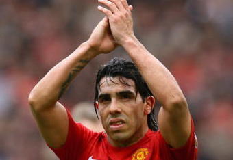 MANCHESTER, ENGLAND - MAY 16:  Carlos Tevez of Manchester United applauds the fans as he is substituted during the Barclays Premier League match between Manchester United and Arsenal at Old Trafford on May 16, 2009 in Manchester, England.  (Photo by Alex Livesey/Getty Images)