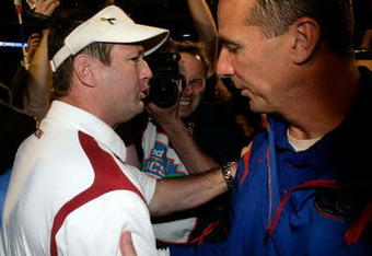 MIAMI - JANUARY 08:  Head coach Urban Meyer of the Florida Gators shakes hands with head coach Bob Stoops of the Oklahoma Sooners after the FedEx BCS National Championship Game at Dolphin Stadium on January 8, 2009 in Miami, Florida. The Gators won the game 24-14.  (Photo by Eliot J. Schechter/Getty Images)