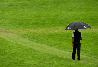 FARMINGDALE, NY - JUNE 20:  Tiger Woods walks off the first tee during the continuation of the second round of the 109th U.S. Open on the Black Course at Bethpage State Park on June 20, 2009 in Farmingdale, New York.  (Photo by Chris McGrath/Getty Images)