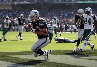 OAKLAND, CA - OCTOBER 19:  Zach Miller #80 of the Oakland Raiders catches a touchdown pass that was nullified due to a penalty during the game against the New York Jets on October 19, 2008 at the Oakland-Alameda County Coliseum in Oakland, California. (Photo by Jed Jacobsohn/Getty Images)