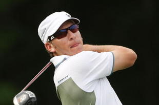 FARMINGDALE, NY - JUNE 20:  Ricky Barnes watches his tee shot on the seventh hole during the continuation of the second round of the 109th U.S. Open on the Black Course at Bethpage State Park on June 20, 2009 in Farmingdale, New York.  (Photo by Andrew Redington/Getty Images)