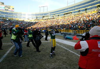GREEN BAY, WI - DECEMBER 28: Donald Driver #80 of the Green Bay Packers blows a kiss to the fans following a win over the Detroit Lions on December 28, 2008 at Lambeau Field in Green Bay, Wisconsin. The Packers defeated the Lions 31-21. (Photo by Jonathan Daniel/Getty Images)