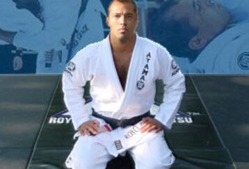 Royce_gracie_kneeling_feature