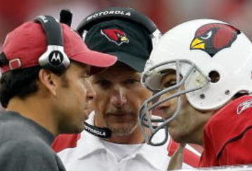 GLENDALE, AZ - JANUARY 18:  (2nd left) Offensive Coordinator Todd Haley of the Arizona Cardinals and (M) head coach Ken Whisenhunt talks with (R) quarterback Kurt Warner #13 as (L) quarterback Matt Leinart #7 stands behind and watches against the Philadelphia Eagles during the NFC championship game on January 18, 2009 at University of Phoenix Stadium in Glendale, Arizona.  (Photo by Jamie Squire/Getty Images)