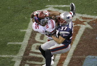 GLENDALE, AZ - FEBRUARY 03:  David Tyree #85 of the New York Giants catches a 32-yard pass from Eli Manning #10 as Rodney Harrison #37 of the New England Patriots attempts to knock it out in the fourth quarter of Super Bowl XLII on February 3, 2008 at the University of Phoenix Stadium in Glendale, Arizona. The Giants defeated the Patriots 17-14.  (Photo by Doug Pensinger/Getty Images)