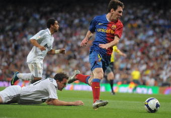MADRID, SPAIN - MAY 02:  Lionel Messi of Barcelona beats  Cristoph Metzelder of Real Madrid during the La Liga match between Real Madrid and Barcelona at the Santiago Bernabeu stadium on May 2, 2009 in Madrid, Spain.  (Photo by Denis Doyle/Getty Images)