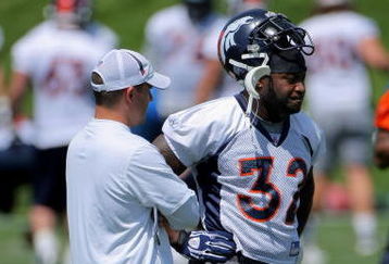 ENGLEWOOD, CO - JUNE 12:  Head coach Josh McDaniels of the Denver Broncos talks with LaMont Jordan #32 during minicamp practice at the Broncos Dove Valley training facility on June 12, 2009 in Englewood, Colorado.  (Photo by Doug Pensinger/Getty Images)