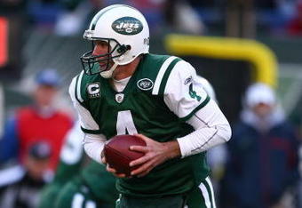 EAST RUTHERFORD, NJ - DECEMBER 14:  Brett Favre #4 of The New York Jets looks to hand off the ball against The Buffalo Bills during their game on December 14, 2008 at Giants Stadium in East Rutherford, New Jersey.  (Photo by Al Bello/Getty Images)