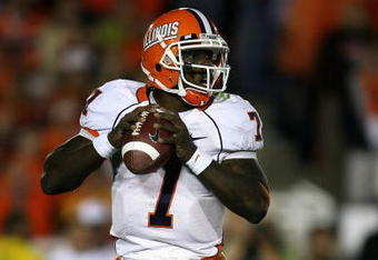 PASADENA, CA - JANUARY 01:  Quarterback Juice Williams #7 of the Illinois Fighting Illini drops back to pass against the USC Trojans during the Rose Bowl presented by Citi at the Rose Bowl on January 1, 2008 in Pasadena, California.  The Trojans defeated the Fighting Illini 49-17.  (Photo by Christian Petersen/Getty Images)