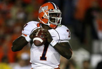 PASADENA, CA - JANUARY 01:  Quarterback Juice Williams #7 of the Illinois Fighting Illini drops back to pass against the USC Trojans during the Rose Bowl presented by Citi at the Rose Bowl on January 1, 2008 in Pasadena, California.  The Trojans defeated the Fighting Illini 49-17.  (Photo by Christian Petersen/Getty Images)