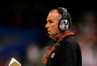 NEW ORLEANS - JANUARY 01:  Head coach June Jones of the Hawai'i Warriors coaches against the Georgia Bulldogs during the Allstate Sugar Bowl at the Louisiana Superdome on January 1, 2008 in New Orleans, Louisiana. Georgia won 41-10. (Photo by Matthew Stockman/Getty Images)