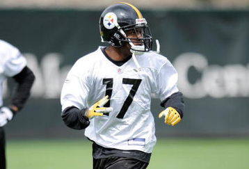 PITTSBURGH - MAY 01:  Mike Wallace #17 of the Pittsburgh Steelers runs a pass route during rookie training camp at the Pittsburgh Steelers Practice Facility on May 1, 2009 in Pittsburgh, Pennsylvania.  (Photo by Joe Sargent/Getty Images)