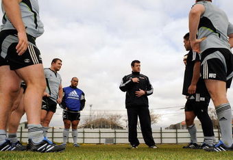 CHRISTCHURCH, NEW ZEALAND - JUNE 23:  Former All Blacks prop and now Crusaders scrum coach Dave Hewett (C) talks to the forwards during a New Zealand All Black training session at AMI Stadium on June 23, 2009 in Christchurch, New Zealand.  (Photo by Ross Land/Getty Images)