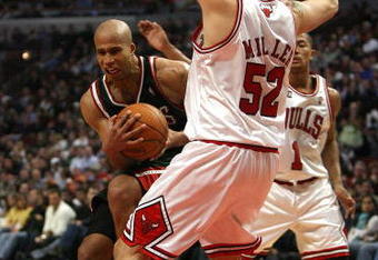 CHICAGO - MARCH 06:  Richard Jefferson #24 of the Milwaukee Bucks drives the lane against Brad Miller #52 of the Chicago Bulls at the United Center on March 6, 2009 in Chicago, Illinois.  NOTE TO USER: User expressly acknowledges and agreees that, by downloading and/or using this Photograph, User is consenting to the terms and conditions of the Getty Images License Agreement.  (Photo by Jonathan Daniel/Getty Images)