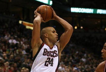 MILWAUKEE - FEBRUARY 18: Richard Jeferson #24 of the Milwaukee Bucks looks to pass against the Chicago Bulls on February 18, 2009 at the Bradley Center in Milwaukee, Wisconsin. The Bulls defeated the Bucks 113-104. NOTE TO USER: User expressly acknowledges and agreees that, by downloading and/or using this Photograph, User is consenting to the terms and conditions of the Getty Images License Agreement. (Photo by Jonathan Daniel/Getty Images)