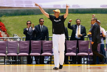 LOS ANGELES, CA - JUNE 17:  Kareem Abdul-Jabbar waves to the crowd as Los Angeles Mayor Antonio Villaraigosa looks on (L) during the Los Angeles Lakers 2009 NBA Championship Victory Parade at the Los Angeles Memorial Coliseum on June 17, 2009 in Los Angeles, California.  (Photo by Jeff Gross/Getty Images)