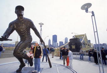 1 Apr 2001: A general view of the Roberto Clemente statue outside of PNC Park in Pittsburgh, Pennsylvania during the game between the New York Mets and the Pittsburgh Pirates. Mandatory Credit: Jamie Squire /Allsport  