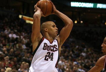 MILWAUKEE - FEBRUARY 18: Richard Jeferson #24 of the Milwaukee Bucks looks to pass against the Chicago Bulls on February 18, 2009 at the Bradley Center in Milwaukee, Wisconsin. The Bulls defeated the Bucks 113-104. NOTE TO USER: User expressly acknowledges and agreees that, by downloading and/or using this Photograph, User is consenting to the terms and conditions of the Getty Images License Agreement. (Photo by Jonathan Daniel/Getty Images)