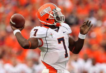 PASADENA, CA - JANUARY 01:  Quarterback Juice Williams #7 of the Illinois Fighting Illini passes the ball in the first half against against the USC Trojans during the Rose Bowl presented by Citi at the Rose Bowl on January 1, 2008 in Pasadena, California. The Trojans defeated the Illini 49-17.  (Photo by Stephen Dunn/Getty Images)