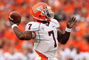 PASADENA, CA - JANUARY 01:  Quarterback Juice Williams #7 of the Illinois Fighting Illini passes the ball in the first half against against the USC Trojans during the Rose Bowl presented by Citi at the Rose Bowl on January 1, 2008 in Pasadena, California. The Trojans defeated the Illini 49-17.  (Photo by Stephen Dunn/Getty Images)
