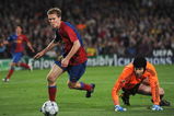 BARCELONA, SPAIN - APRIL 28:  Aleksandr Hleb of Barcelona beats Petr Cech of Chelsea but fails to score during the UEFA Champions League Semi Final First Leg match between Barcelona and Chelsea at the Nou Camp Stadium on April 28, 2009 in Barcelona, Spain.  (Photo by Jasper Juinen/Getty Images)