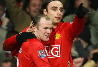 MANCHESTER, UNITED KINGDOM - JANUARY 11:  Wayne Rooney of Manchester United is congratulated by team mate Dimitar Berbatov (R) after scoring his team's second goal during the Barclays Premier League match between Manchester United and Chelsea at Old Trafford on January 11, 2009 in Manchester, England.  (Photo by Alex Livesey/Getty Images)
