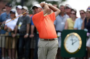 FARMINGDALE, NY - JUNE 19:  Stewart Cink watches his tee shot on the first hole during the continuation of the first round of the 109th U.S. Open on the Black Course at Bethpage State Park on June 19, 2009 in Farmingdale, New York.  (Photo by Andy Lyons/Getty Images)