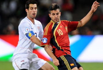 BLOEMFONTEIN, SOUTH AFRICA - JUNE 24:  Cesc Fabregas of Spain (R) duels for the ball with Carlos Bocanegra of USA during the FIFA Confederations Cup Semi Final match between Spain and USA at Free State Stadium on June 24, 2009 in Bloemfontein, South Africa.  (Photo by Jasper Juinen/Getty Images)