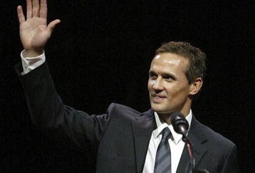 DETROIT - JANUARY 2:  Steve Yzerman of the Detroit Red Wings waves to the crowd as his #19 is retired and raised to the raftors prior to the Anaheim Ducks taking on the Detroit Red Wings during their NHL game at Joe Louis Arena January 2, 2007 in Detroit, Michigan.  (Photo by Dave Sandford/Getty Images)