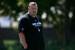 ALAMEDA, CA - MAY 08:  Oakland Raiders coach Tom Cable watches his team during the Raiders minicamp at the team's permanent training facility on May 8, 2009 in Alameda, California.  (Photo by Ezra Shaw/Getty Images)
