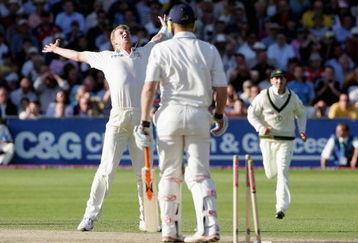 NOTTINGHAM, UNITED KINGDOM - AUGUST 28:  Brett Lee of Australia celebrates taking the wicket of Andrew Flintoff of England during day four of the Fourth npower Ashes Test between England and Australia on August 28, 2005 played at Trent Bridge in Nottingham, United Kingdom.  (Photo by Tom Shaw/Getty Images)