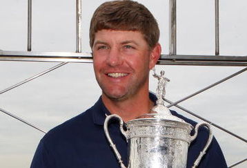 NEW YORK - JUNE 23:  Lucas Glover, 2009 U.S. Open Champion, visits The Empire State Building on June 23, 2009 in New York City.  (Photo by Mike Stobe/Getty Images)