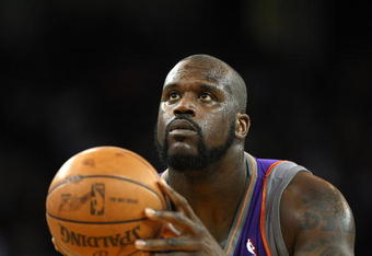 OAKLAND, CA - MARCH 15:  Shaquille O'Neal #32 of the Phoenix Suns shoots a free throw against the Golden State Warriors during an NBA game on March 15, 2009 at Oracle Arena in Oakland, California. NOTE TO USER: User expressly acknowledges and agrees that, by downloading and or using this photograph, User is consenting to the terms and conditions of the Getty Images License Agreement.  (Photo by Jed Jacobsohn/Getty Images)