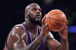 LOS ANGELES, CA - FEBRUARY 26:  Shaquille O'Neal #32 of the Phoenix Suns shoots a free throw shot during the NBA game against the Los Angeles Lakers at Staples Center on February 26, 2009 in Los Angeles, California.    The Lakers defeated the Suns 132-106.  NOTE TO USER: User expressly acknowledges and agrees that, by downloading and or using this Photograph, user is consenting to the terms and conditions of the Getty Images License Agreement.  (Photo by Christian Petersen/Getty Images)