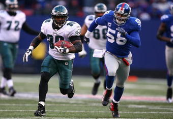 EAST RUTHERFORD, NJ - DECEMBER 07:  Brian Westbrook #36 of the Philadelphia Eagles runs for a touchdown as Antonio Pierce #58 of The New York Giants gives chase in the fourth qurter of their game on December 7, 2008 at Giants Stadium in East Rutherford, New Jersey.  (Photo by Al Bello/Getty Images)