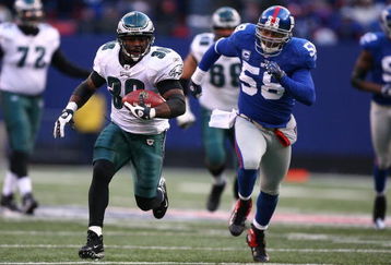 EAST RUTHERFORD, NJ - DECEMBER 07:  Brian Westbrook #36 of the Philadelphia Eagles runs for a touchdown as Antonio Pierce #58 of The New York Giants gives chase in the fourth qurter of their game on December 7, 2008 at Giants Stadium in East Rutherford, New Jersey.  (Photo by Al Bello/Getty Images)