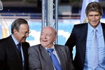 MADRID, SPAIN - JUNE 02:  Real Madrid president Florentino Perez (L) chats with Real Madrid's honorary president Alfredo Di Stefano (C) flanked by the new Real Madrid coach Manuel Pellegrini during the presentation of the 55-year-old former Villarreal coach at the Santiago Bernabeu stadium on June 2, 2009 in Madrid, Spain. Pellegrini has signed a two-year deal with Los Merengues.  (Photo by Jasper Juinen/Getty Images)