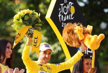 PARIS - JULY 27:  Yellow Jersey overall race winner Carlos Sastre of Spain and Team CSC Saxobank celebrates on the podium during Stage Twenty One of the Tour de France on July 27, 2008 in Paris, France.  (Photo by Jasper Juinen/Getty Images)