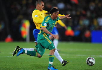 JOHANNESBURG, SOUTH AFRICA - JUNE 25:  Gilberto Silva of Brazil tussles for posession with Steven Pienaar of South Africa during the FIFA Confederations Cup Semi Final match beween Brazil and South Africa at Ellis Park on June 25, 2009 in Johannesburg, South Africa.  (Photo by Laurence Griffiths/Getty Images)