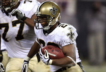CHICAGO - DECEMBER 11:  Pierre Thomas #23 of the New Orleans Saints runs the ball against the Chicago Bears at Soldier Field on December 11, 2008 in Chicago, Illinois.  (Photo by Jonathan Daniel/Getty Images)