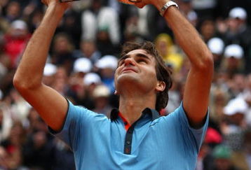 PARIS - JUNE 07:  Roger Federer of Switzerland lifts the trophy as he celebrates victory during the Men's Singles Final match against Robin Soderling of Sweden on day fifteen of the French Open at Roland Garros on June 7, 2009 in Paris, France.  (Photo by Ryan Pierse/Getty Images)