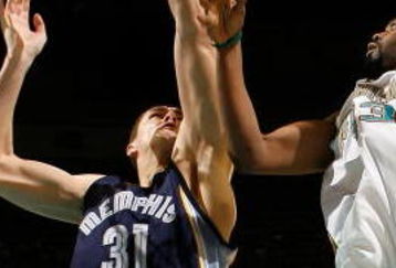 NEW ORLEANS - DECEMBER 07:  Melvin Ely #33 of the New Orleans Hornets makes a shot over Darko Milicic #31 of the Memphis Grizzlies on December 7, 2007 at the New Orleans Arena in New Orleans, Louisiana.  The Hornets defeated the Grizzlies 118-116.    NOTE TO USER: User expressly acknowledges and agrees that, by downloading and/or using this Photograph, user is consenting to the terms and conditions of the Getty Images License Agreement.  (Photo by Chris Graythen/Getty Images)