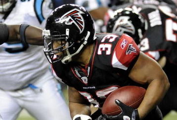ATLANTA - NOVEMBER 23: Running back Michael Turner #33 of the Atlanta Falcons rushes upfield against the Carolina Panthers at the Georgia Dome on November 23, 2008 in Atlanta, Georgia.  (Photo by Al Messerschmidt/Getty Images) 