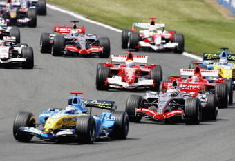 SILVERSTONE, UNITED KINGDOM - JUNE 11:  Fernando Alonso of Spain and Renault leads into the first corner at the start of the F1 British Grand Prix at Silverstone on June 11, 2006, in Silverstone, England.  (Photo by Mark Thompson/Getty Images)