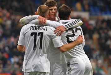 MADRID, SPAIN - JANUARY 18: Arjen Robben of Real Madrid celebrates with Klaas Jan Huntelaar and Rafael Van Der Vaart (R) after scoring Real's third goal against Osasuna during the La Liga match between Real Madrid and Osasuna on January 18, 2009 in Madrid, Spain.  (Photo by Denis Doyle/Getty Images)
